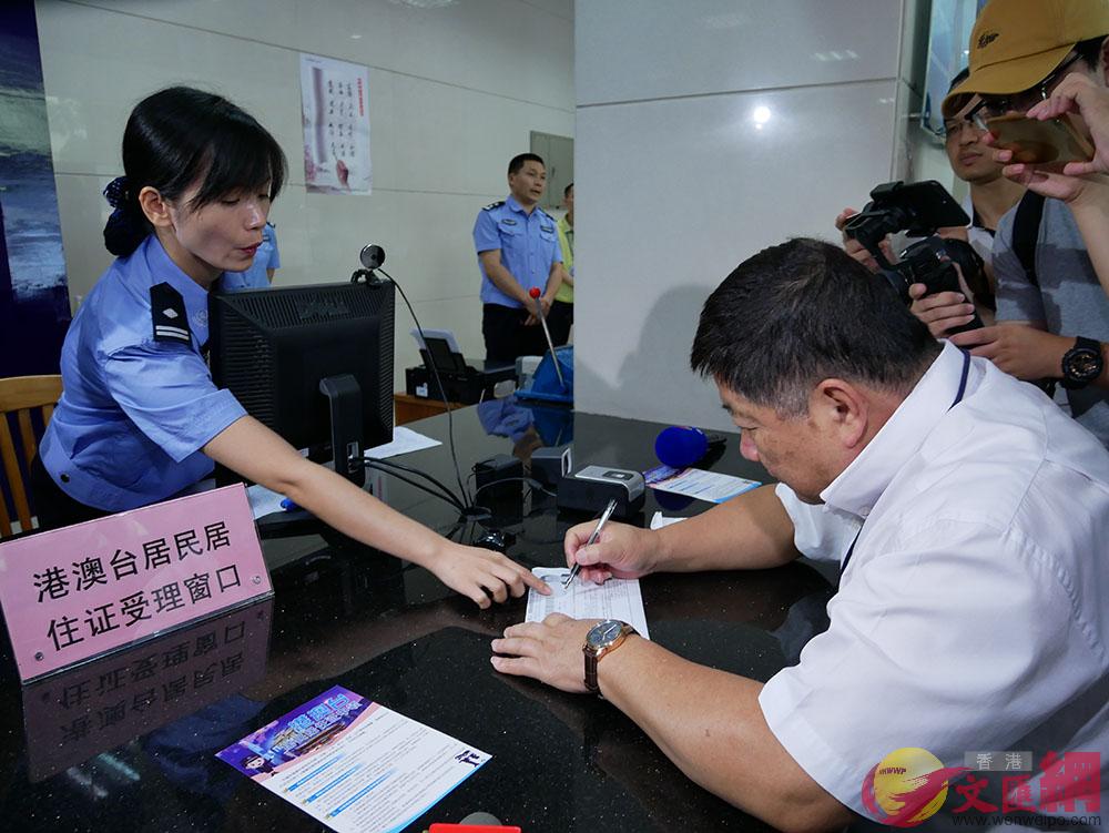 王屏生簽名確認遞交申領港澳台居民居住證的材料無誤C黃寶儀攝