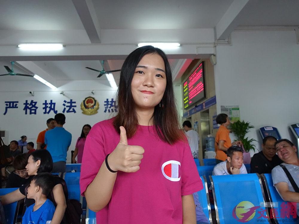 首批申請居住證的香港學生張小悅C盧靜怡攝
