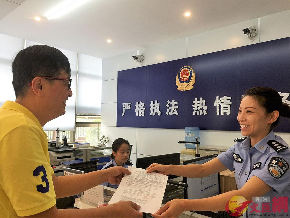 台灣的謝明樺是昆明第一名前來申辦居住證的台胞 譚旻煦 攝