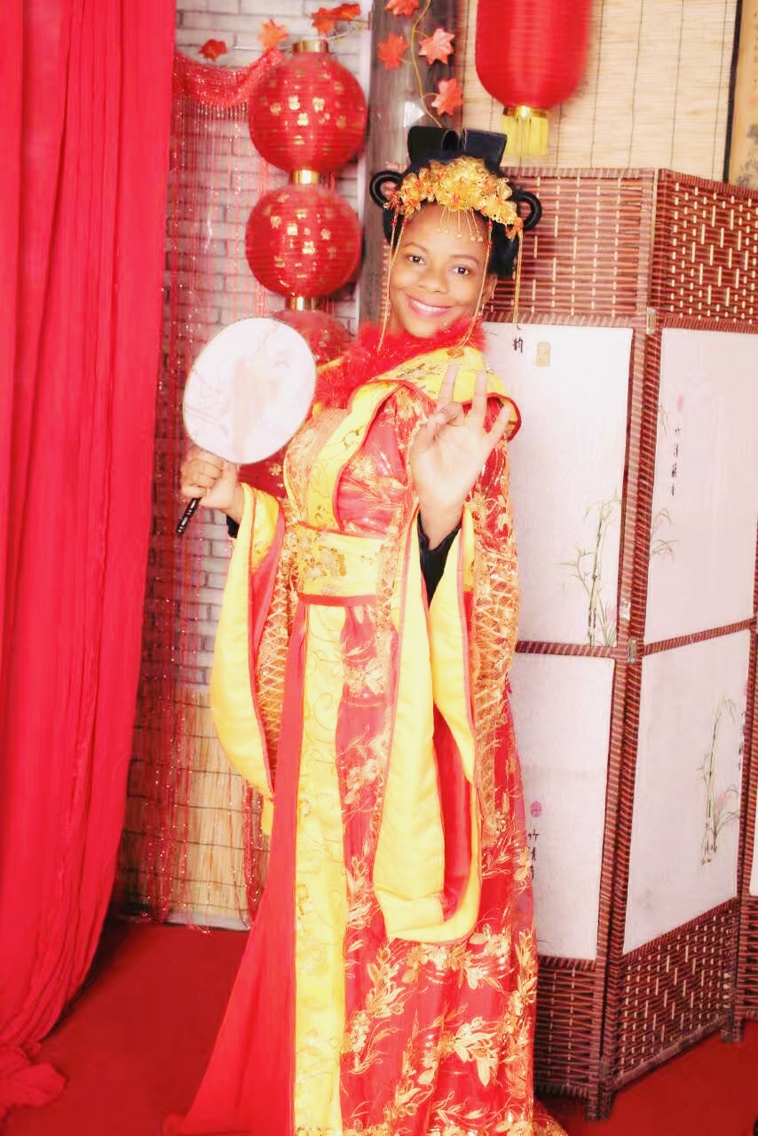 來自加納的文小美身著中國古代服裝 ]本報北京傳真^