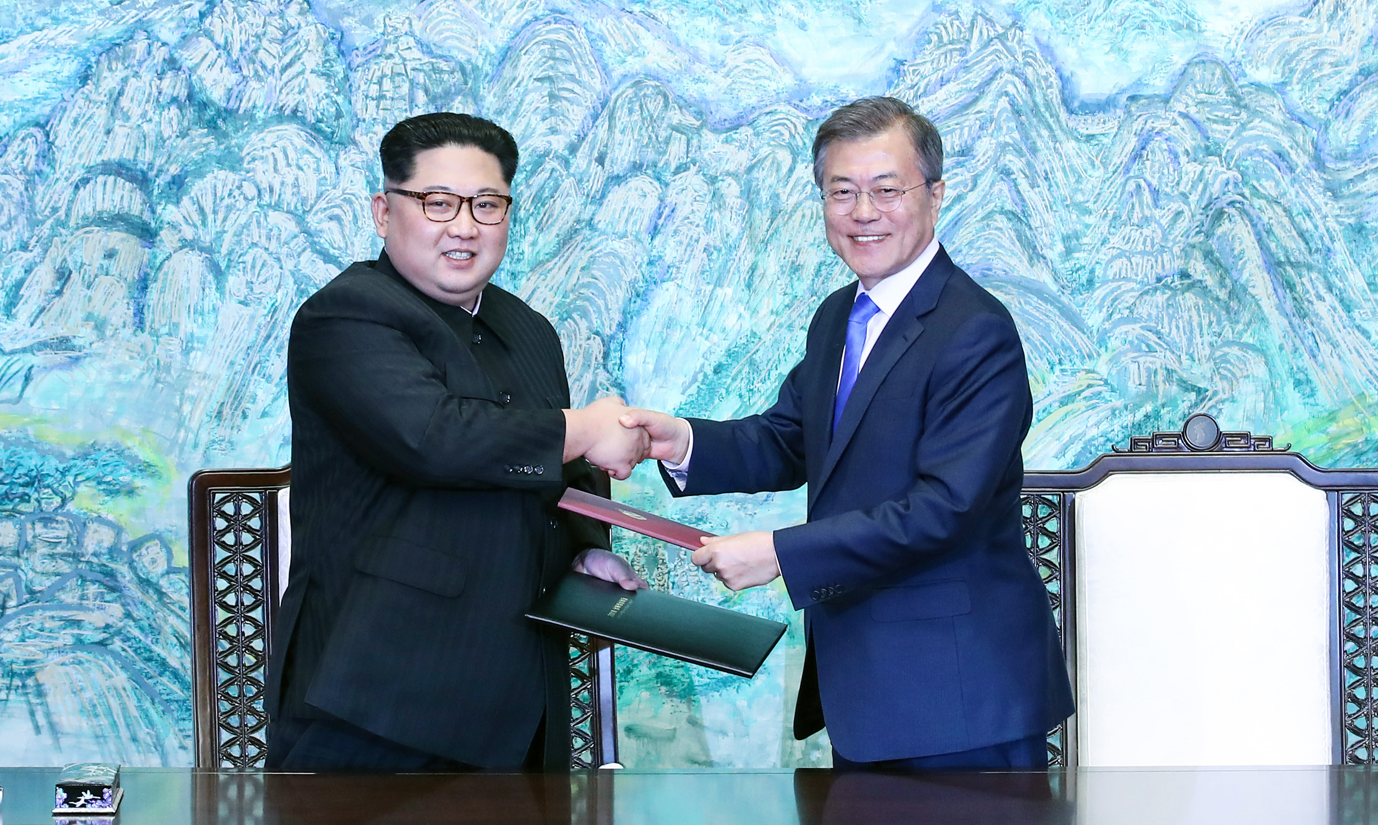 4月27日A韓國總統文在寅和朝鮮最高領導人金正恩簽署m板門店宣言nC]新華社^ 