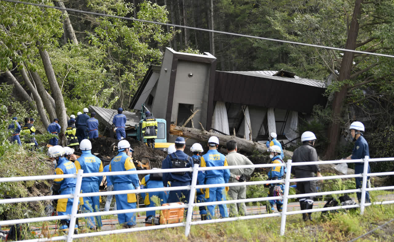 北海道厚真町A警察和救援人員在倒塌房屋中搜尋生還者]美聯社^