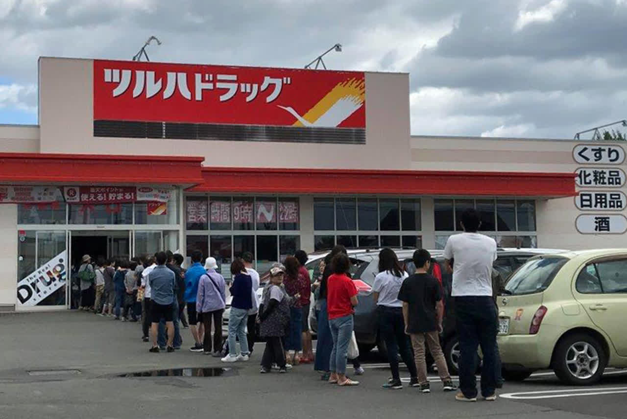 地震過後A北海道美瑛町居民在超市排隊購買必需品]美聯社^