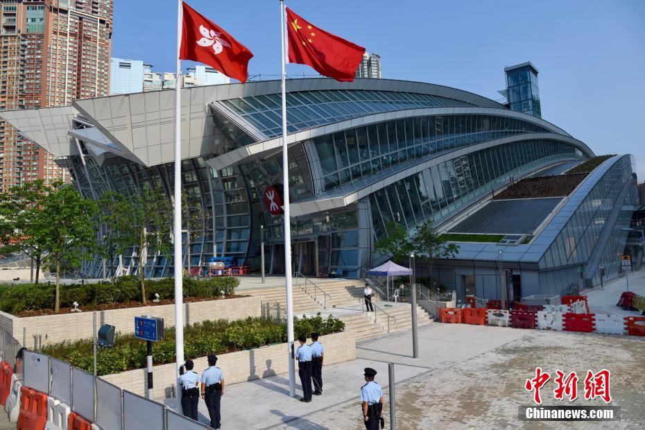 9月5日早上A一個香港警員小隊正在廣深港高鐵西九龍站進行升國旗及區旗儀式C高鐵西九龍站由9月4日起A每天定時有警員進行升B降旗儀式C中新社