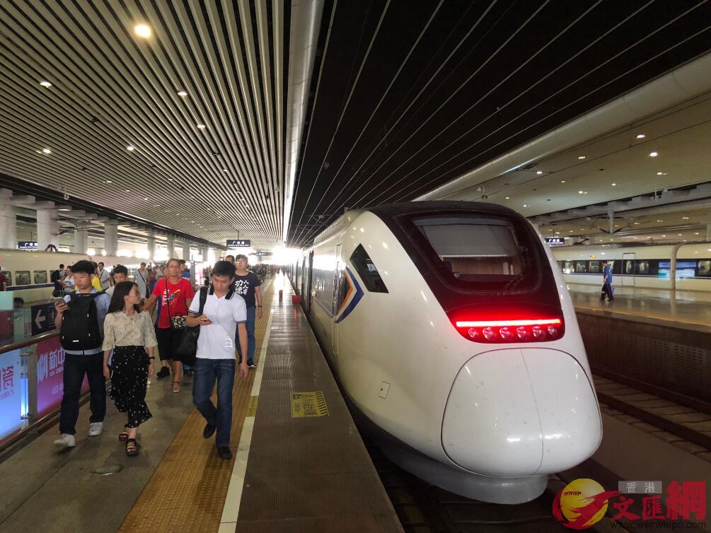廣深港高鐵車票9月10日起發售A圖為抵達廣州南站的列車(方俊明 攝)