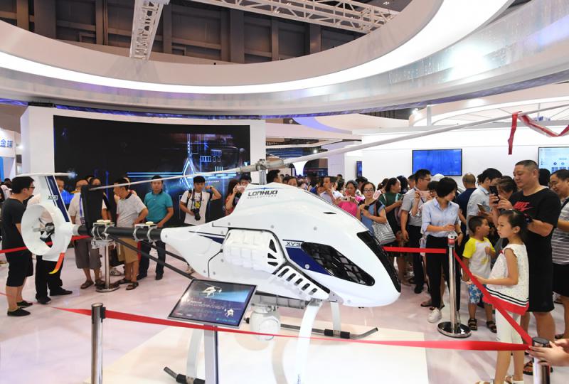 觀眾在2018中國國際智能產業博覽會上參觀通用型無人直升機/資料圖片