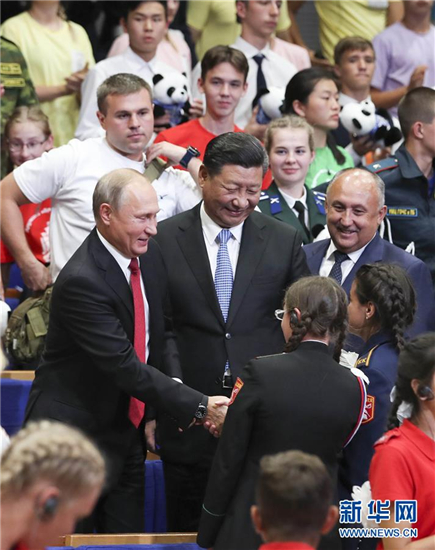 9月12日A中國國家主席習近平在符拉迪沃斯托克同俄羅斯總統普京一起訪問u海洋v全俄兒童中心A同孩子們親切交談C新華社