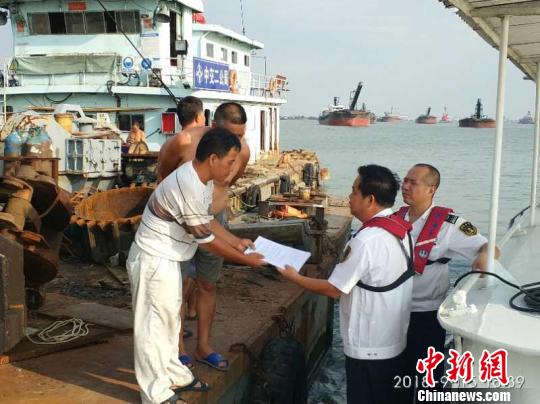 工作人員引導船舶防台避風C廣州海事局供圖