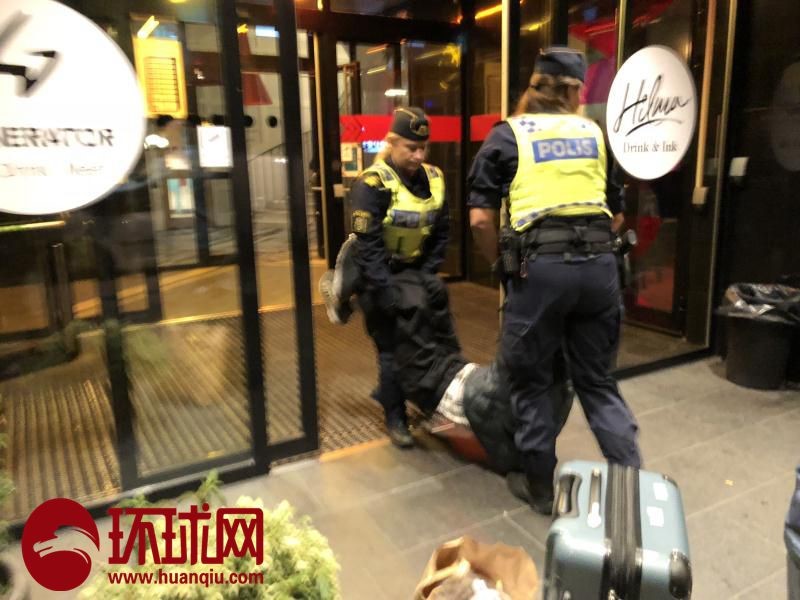 曾先生的父親被瑞典警察拖出酒店