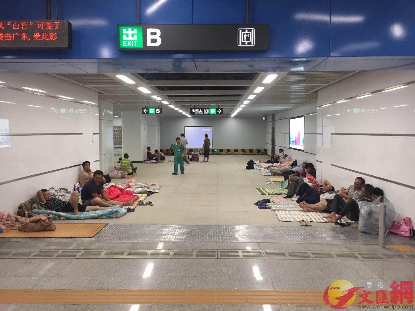 深圳地鐵站設立臨時颱風應急避險點