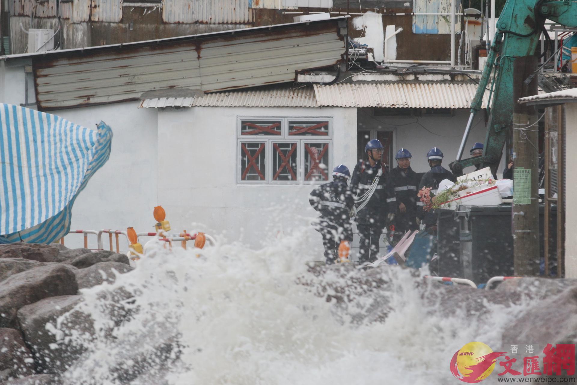 救援人員到鯉魚門疏散居民(全媒體記者周慶邦攝)
