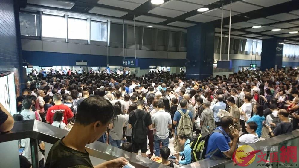 圖G東鐵線今日服務受阻A乘客逼爆大圍站]全媒體記者 李偉林 攝^