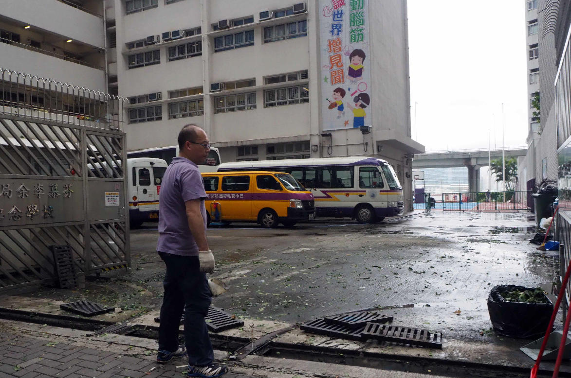 熱帶風暴u山竹v遠離香港A有學校的校工正在清理污泥]中新社^
