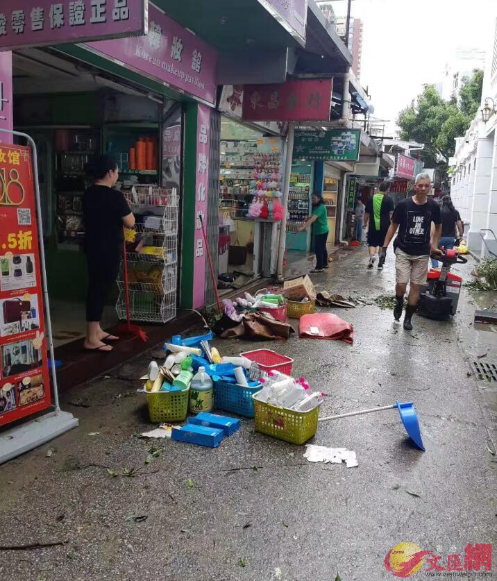 中英街商舖正在清理門口因颱風衝來的垃圾C