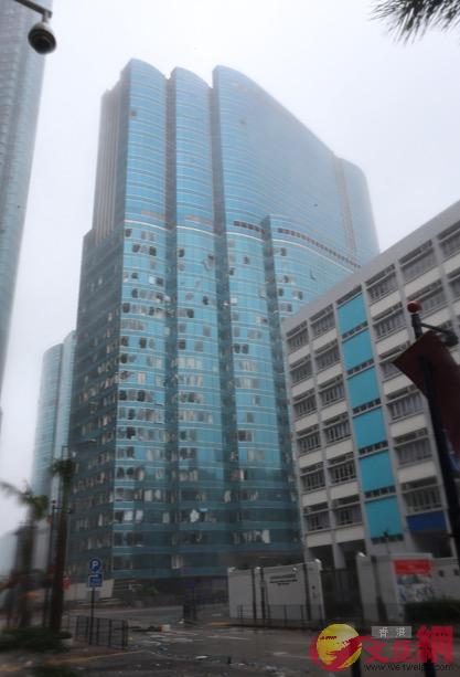 紅磡海濱廣場2期20層玻璃被颳爆(大公文匯全媒體記者 何嘉駿 攝)