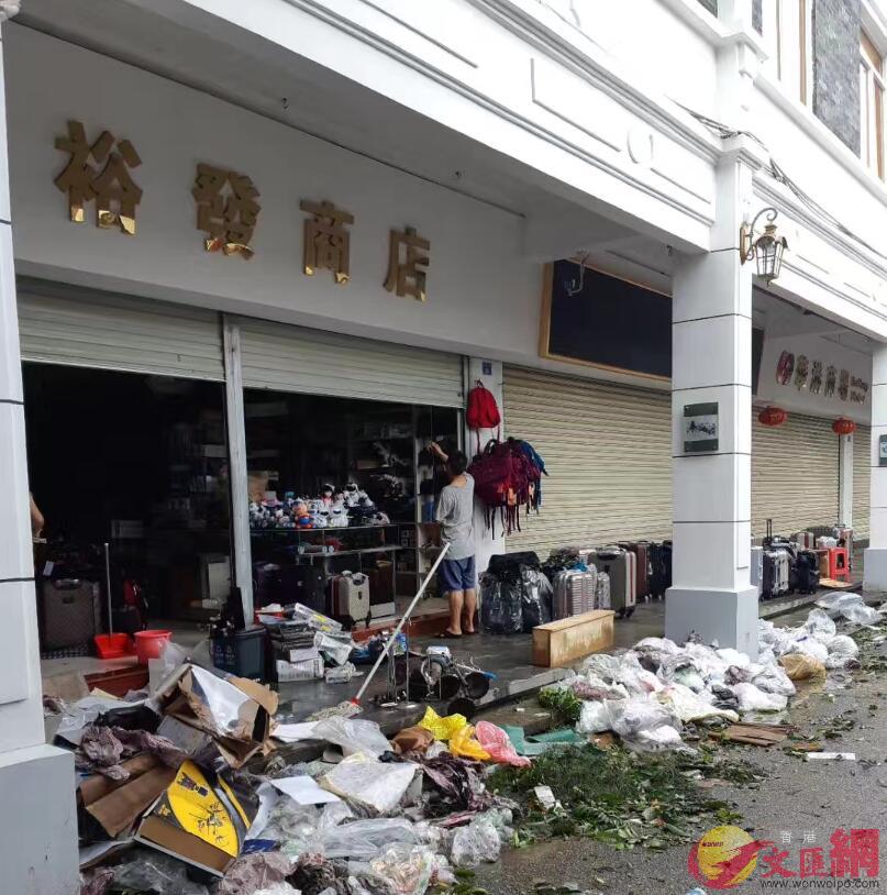 中英街商舖正在清理門口因颱風衝來的垃圾C