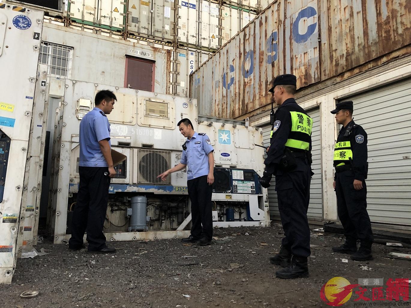 深圳海關緝私人員對查獲的舊凍櫃進行檢查 記者石華攝