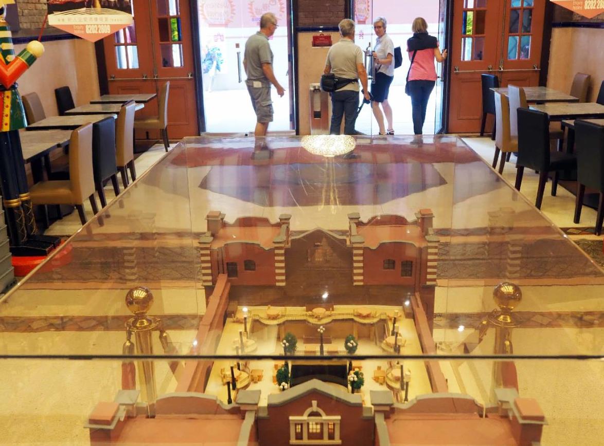 香港西港城底層是一個商場,中間放置了一個西港城的模型 香港西港城底層是一個商場,中間放置了一個西港城的模型