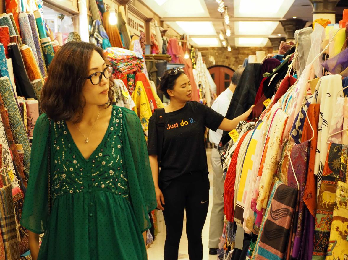兩位來自韓國的遊客在香港西港城參觀著名的布匹專賣店 兩位來自韓國的遊客在香港西港城參觀著名的布匹專賣店