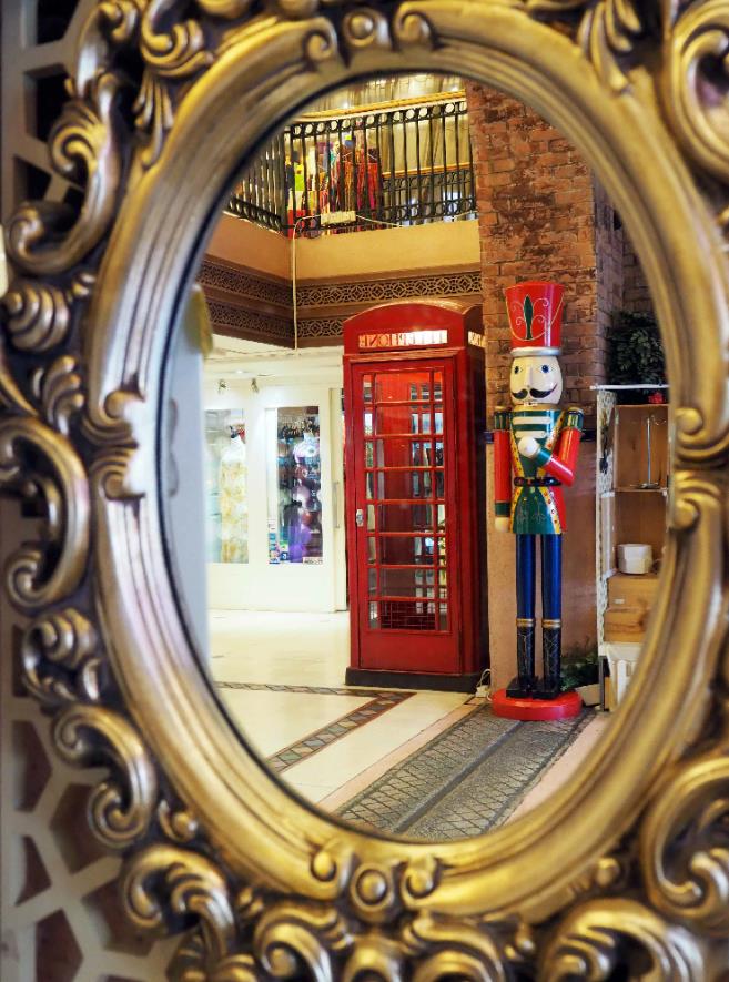 從古樸的鏡子裏,觀看商場的舊款英式電話亭和胡桃夾子 從古樸的鏡子裏,觀看商場的舊款英式電話亭和胡桃夾子