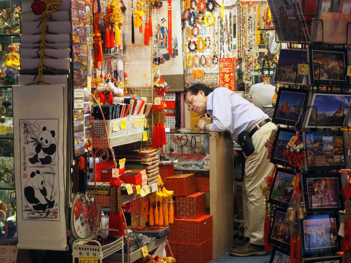 西港城內有各種售賣特色工藝品及懷舊收藏品的商店 西港城內有各種售賣特色工藝品及懷舊收藏品的商店