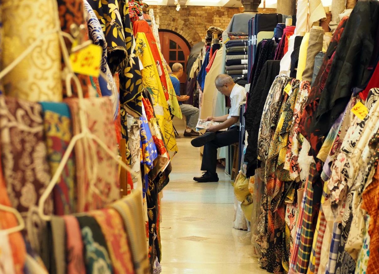 2樓的布匹專賣店,皆從已遷拆的花布街(中環中心現址)搬遷至西港城 2樓的布匹專賣店,皆從已遷拆的花布街(中環中心現址)搬遷至西港城