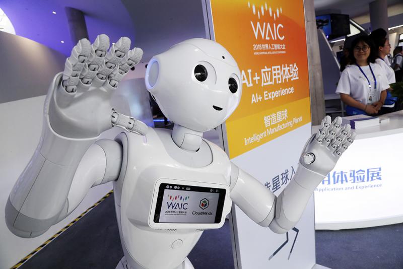 圖G世界人工智能大會在上海開幕A智能機器人微笑迎賓]中新社^ 