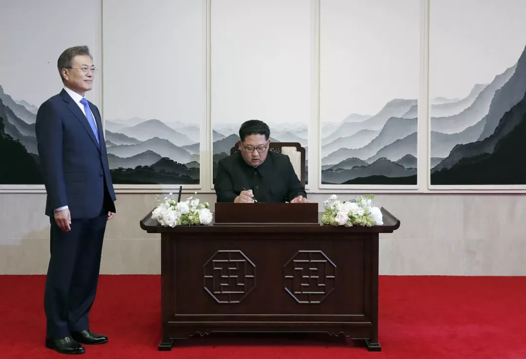 首次u金文會vA朝鮮最高領導人金正恩在u和平之家v題字C