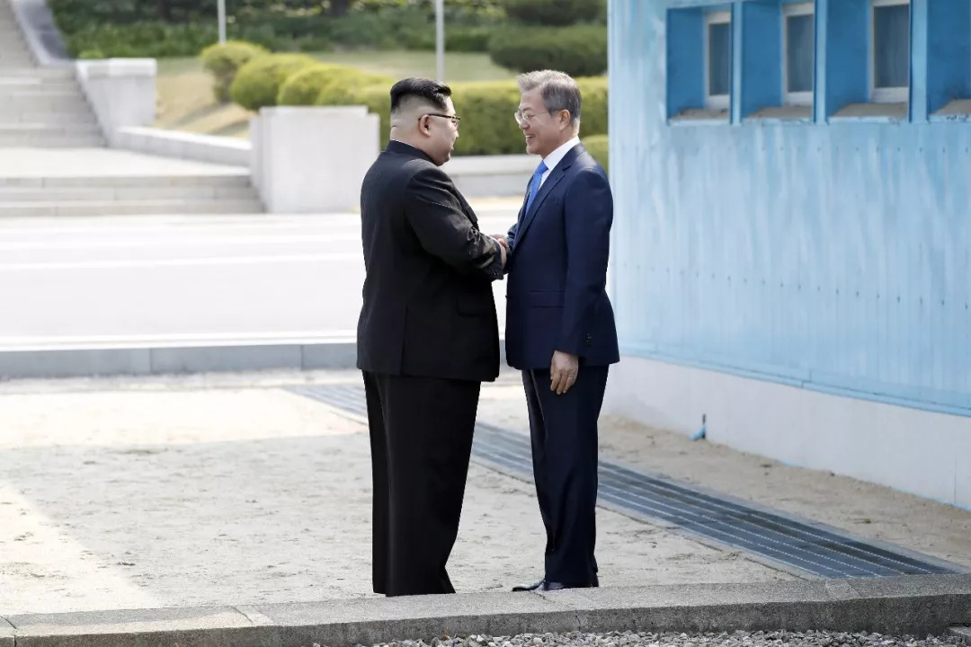 4月27日A朝韓邊境板門店A朝鮮領導人金正恩和韓國總統文在寅在軍事分界線握手C