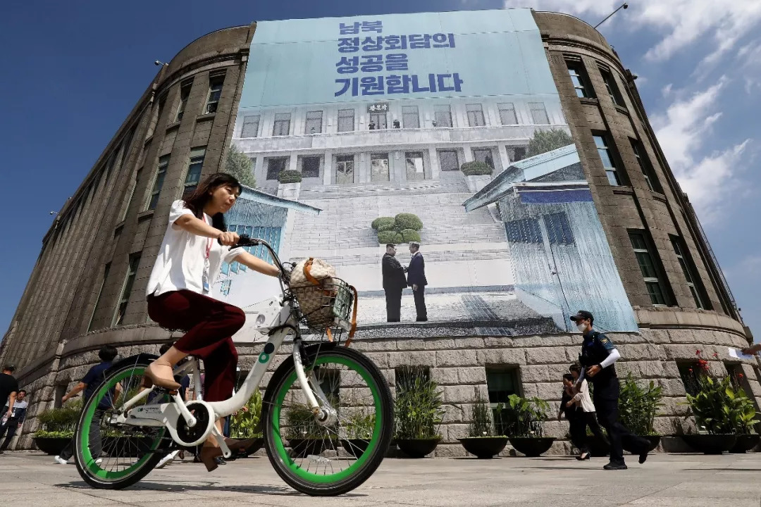 韓國首爾展出朝韓首腦會晤的海報
