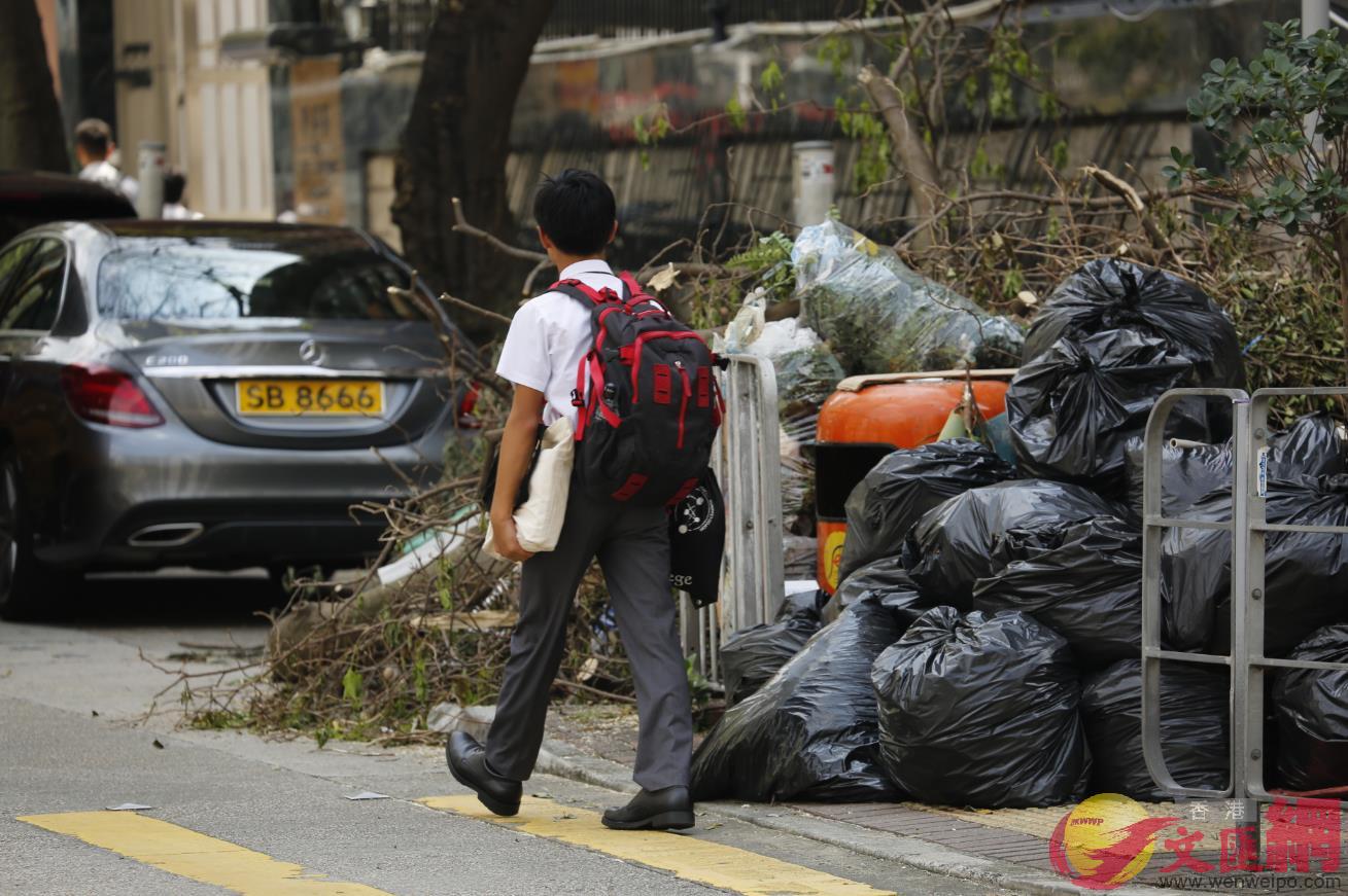 行人路堵塞A學生借道馬路行過堆滿垃圾的路邊A仍十分危險