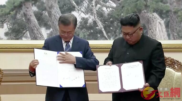 金正恩(右)與文在寅(左)簽署聯合聲明(電視畫面)