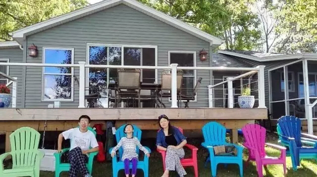 2016年A鄧巍巍一家人在美國紐約州的某湖邊度假C (受訪者供圖)