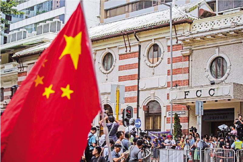 香港外國記者會上月公然邀請u香港民族黨v的陳浩天u播獨v激怒港人A當日有十多個團體前往FCC會址外抗議B聲討/法新社