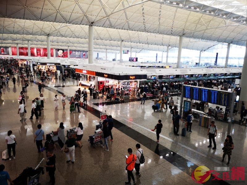 香港國際機場列為全球最繁忙機場第八]全媒體記者 攝^ 