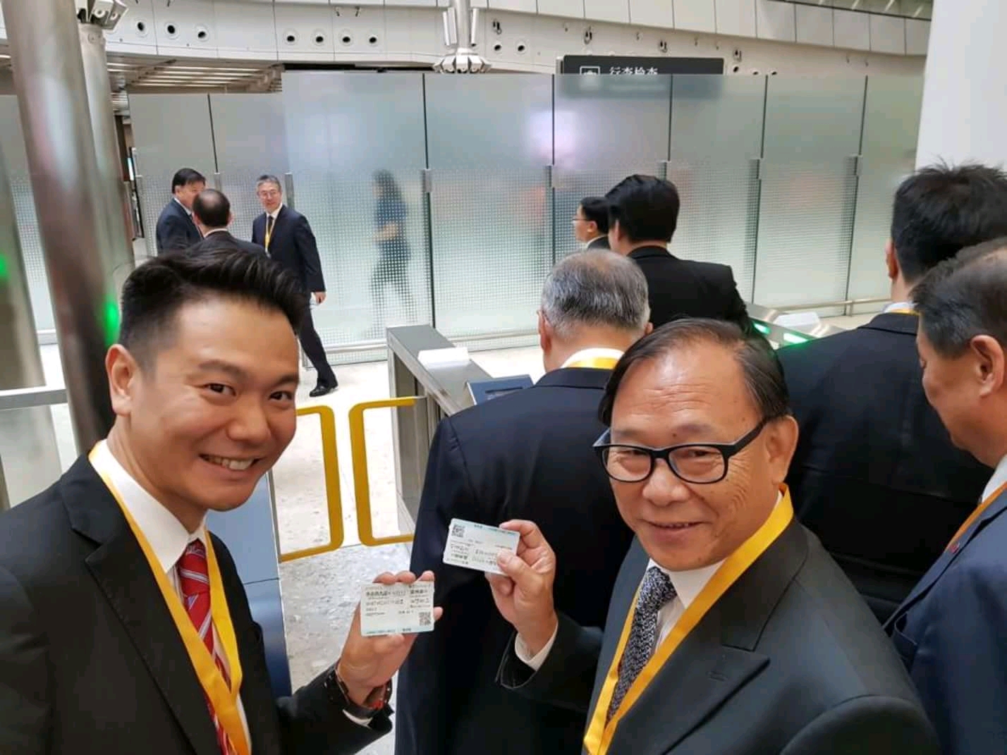 民建聯副主席周浩鼎]左^參加香港高鐵的開通儀式C大公文匯全媒體記者 朱朗文 攝