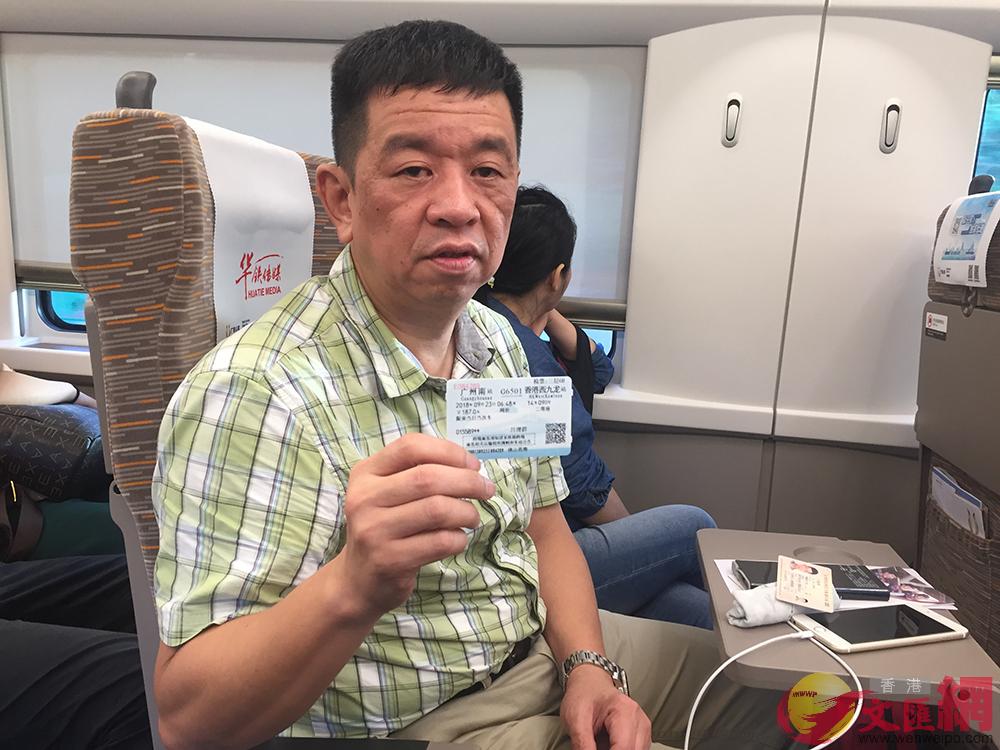大量旅客乘坐廣州前往香港的首發車開啟u嘗鮮之旅vA他們來自全國各地A而不僅限於粵港兩地A甚至外國旅客亦不在少數C(敖敏輝攝)