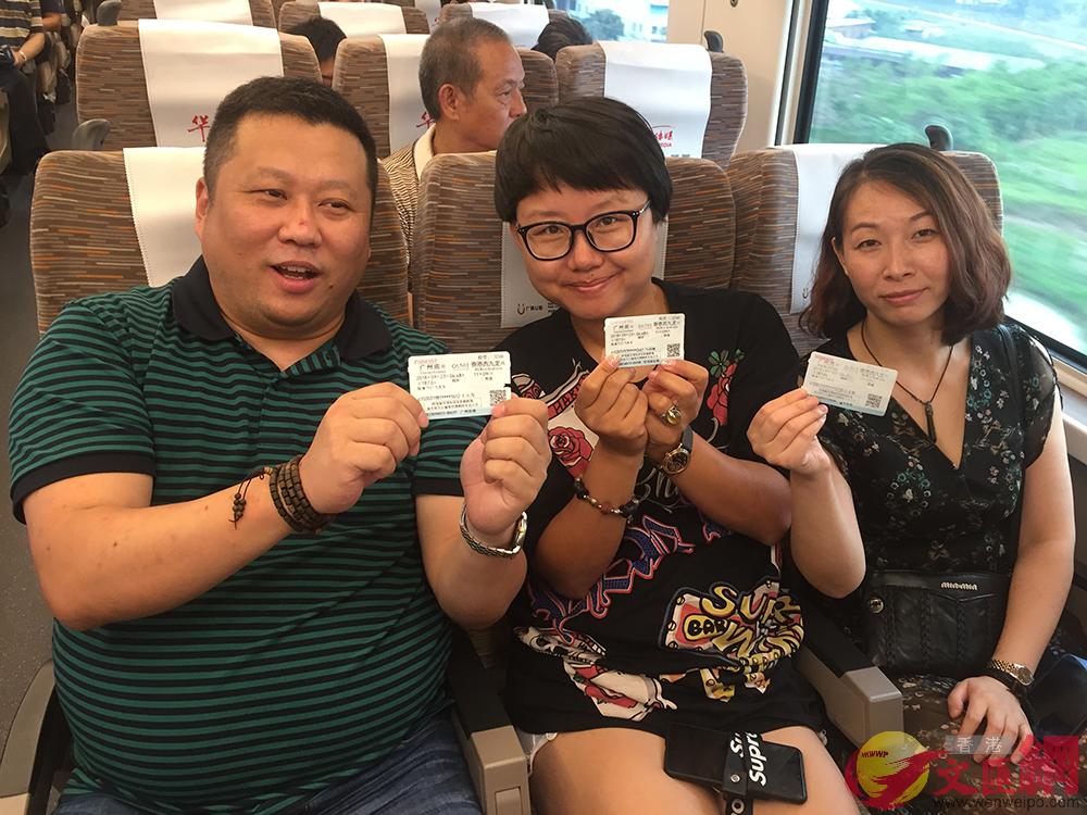 大量旅客乘坐廣州前往香港的首發車開啟u嘗鮮之旅vA他們來自全國各地A而不僅限於粵港兩地A甚至外國旅客亦不在少數C(敖敏輝攝)