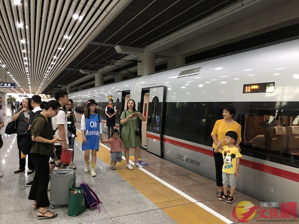 乘坐高鐵去香港成為中秋小長假的一種u新時尚v]方俊明 攝^