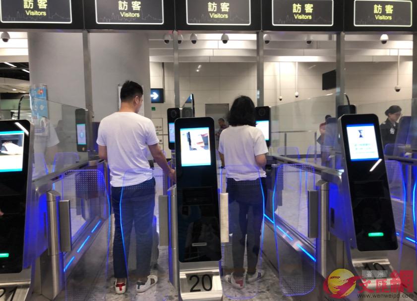 在香港口岸區A全新的e道機啟用A旅客驗證不再分正反面A直接放入即可識別C]方俊明攝^