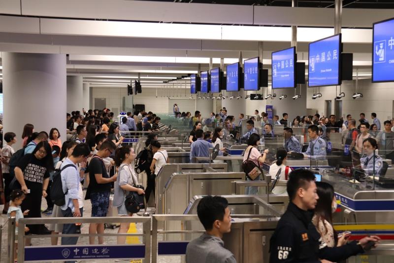廣深港高鐵香港段開通首日A西九龍邊檢站共驗放出入境旅客逾7.5萬人次(深圳邊檢供圖)