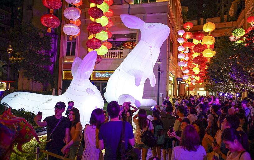 香港再獲評為全球最自由經濟體。圖為中秋佳節之夜，香港灣仔利東街熱鬧非凡(中新社)