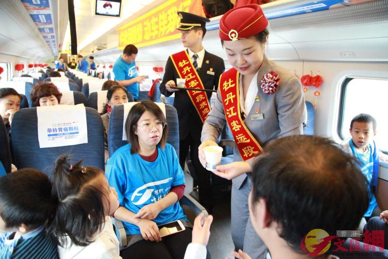 市民參與u哈佳鐵路試乘體驗活動vC(香港文匯網記者于海江 攝)