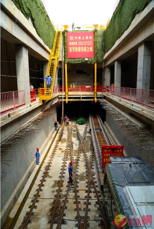 深圳地鐵5B9號線二期鋪軌工程正式開工建設]記者黃仰鵬攝^ 