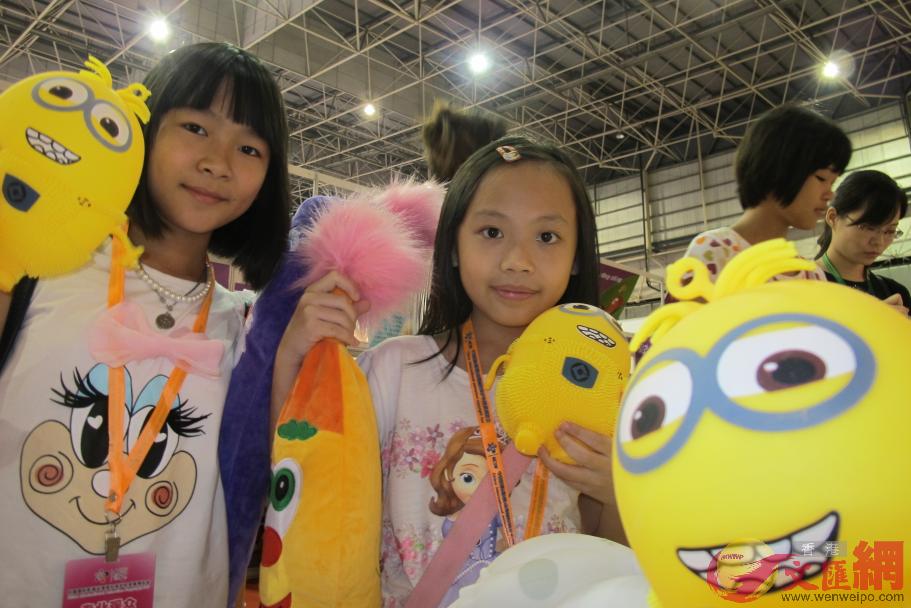 往年漫博會現場A兩名來自香港女生開心地與小黃人合照C]記者盧靜怡攝^