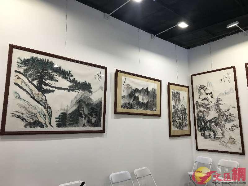 首次參展的畫家陳哲源向觀眾介紹國畫作品C 江鑫嫻 攝