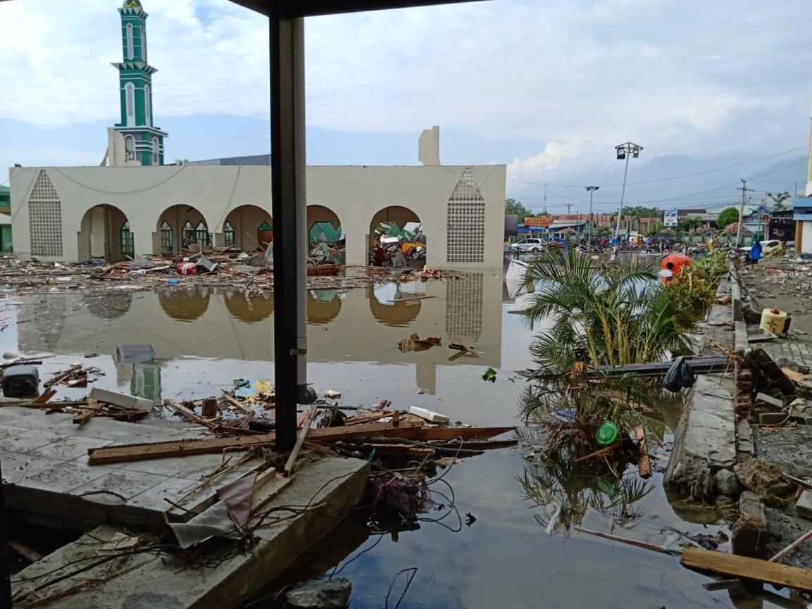 印尼中蘇拉威西省巴路市]Palu^在強震及海嘯重創下A災情慘重C]當地餐飲業者范永勝提供^