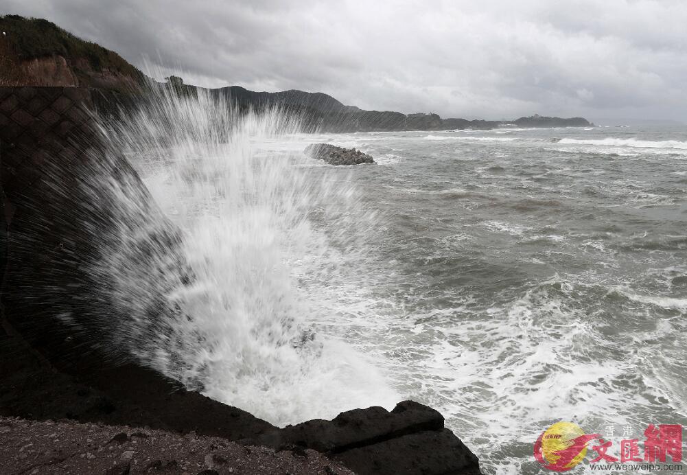 海浪襲擊海堤(法新社) 