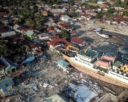 當地時間2018年10月2日A航拍印尼中蘇拉威西省災區A滿目瘡痍A一搜貨船被巨浪推上岸