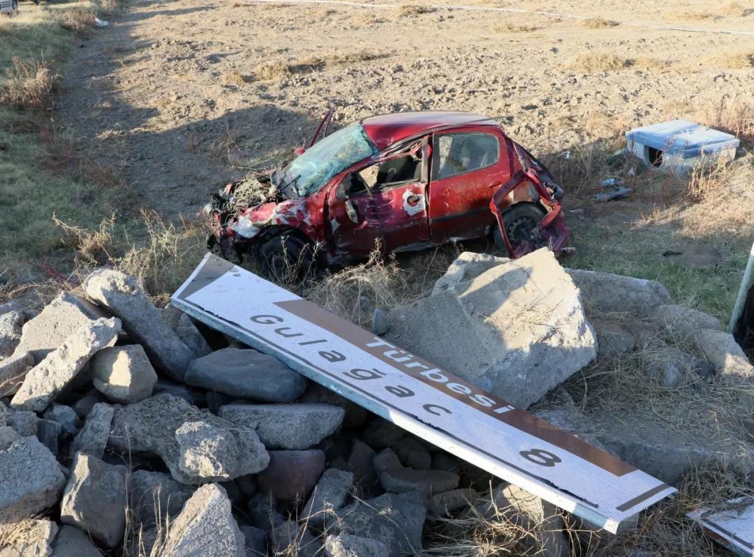 10月4日在土耳其中部阿克薩賴省拍攝的車禍現場C新華社
